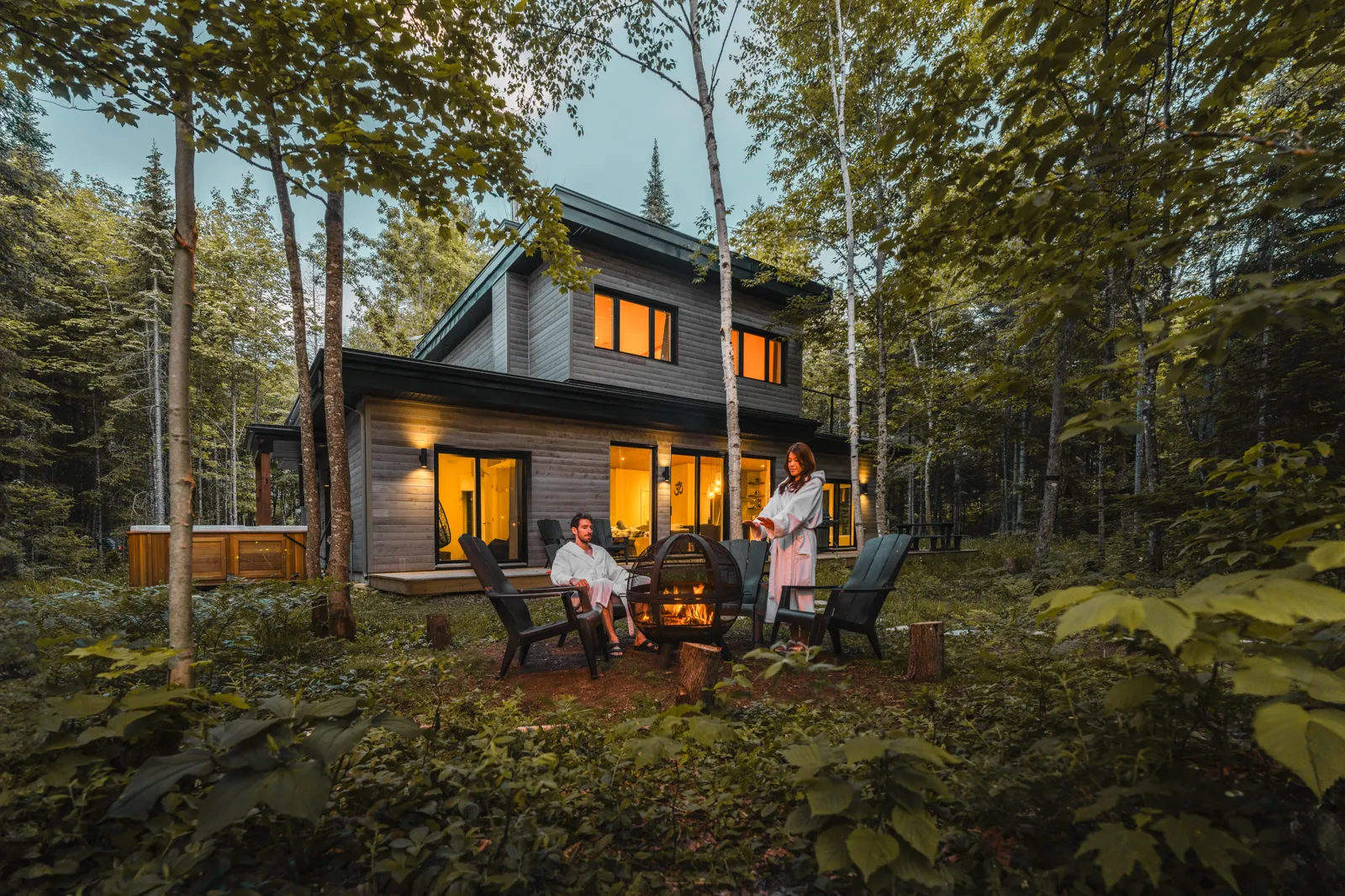 Façade en bardage de bois du chalet LEED Platine à Saint-Côme