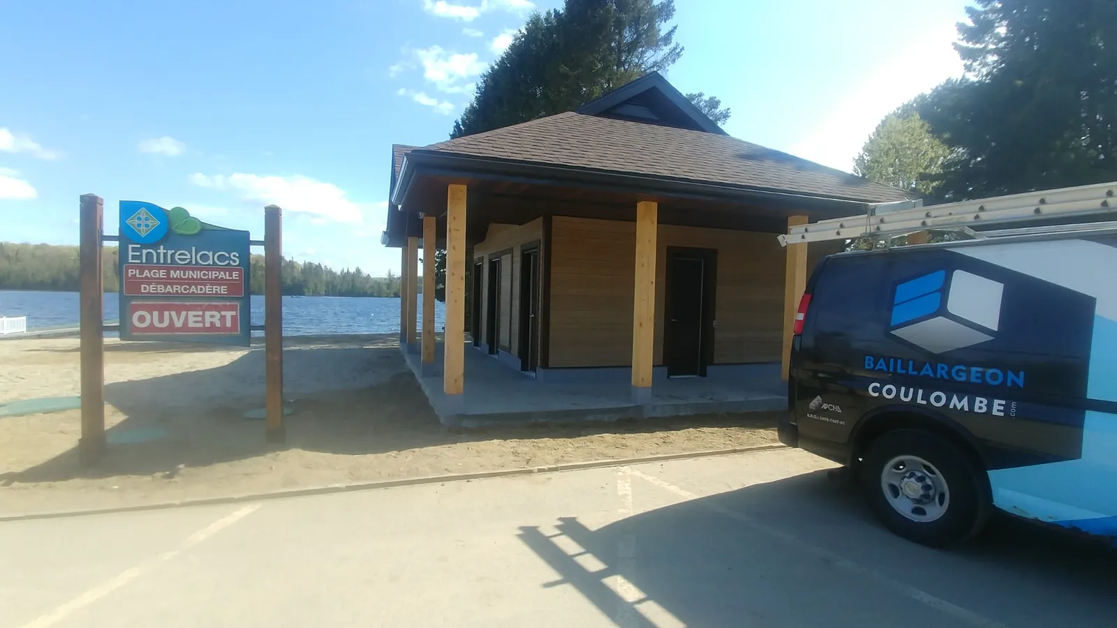 Bâtiment multifonctionnel en bois à Entrelacs