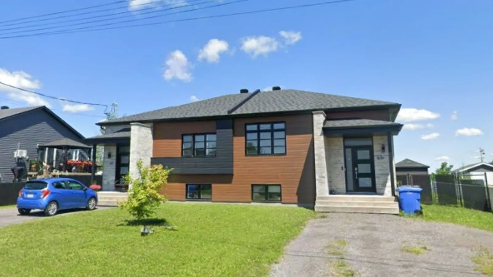 Duplex côte à côte avec toit pentu noir au 40 rue Guilbault, Notre-Dame-de-Lourdes
