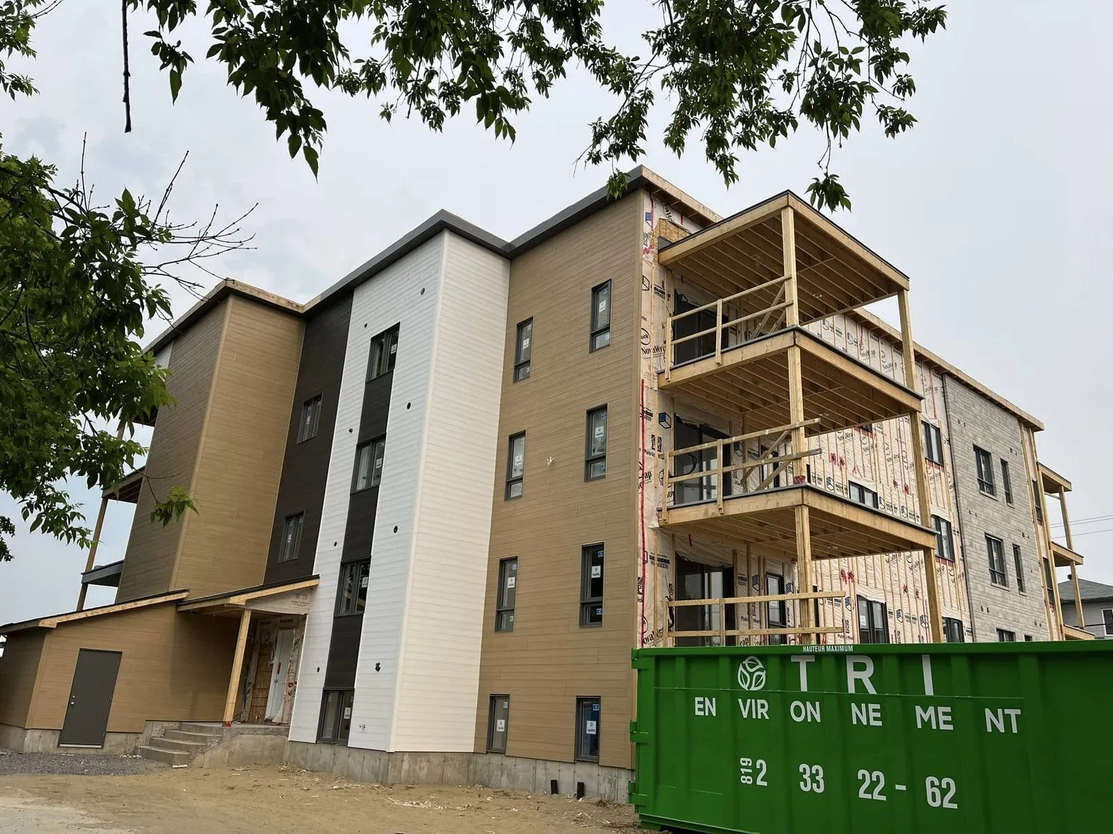 Immeuble de 16 logements en finition extérieure à Saint-Félix-de-Valois