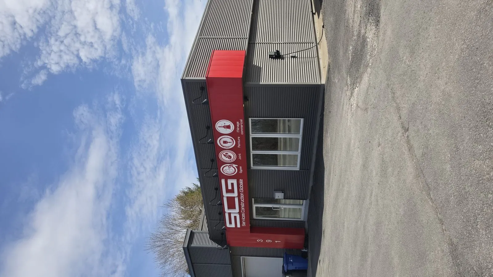 Siège social SCG avec enseigne rouge sur la rue de la Visitation
