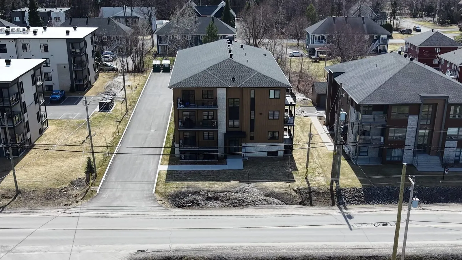 Vue aérienne de l'immeuble de 19 logements à Saint-Charles-Borromée