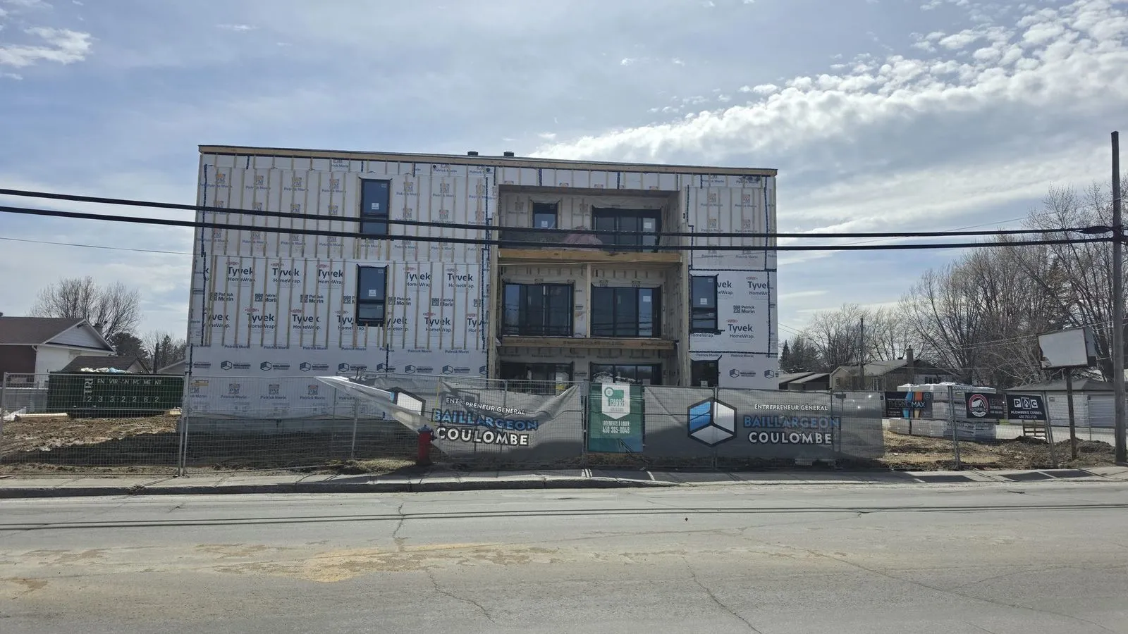 Façade en cours de revêtement