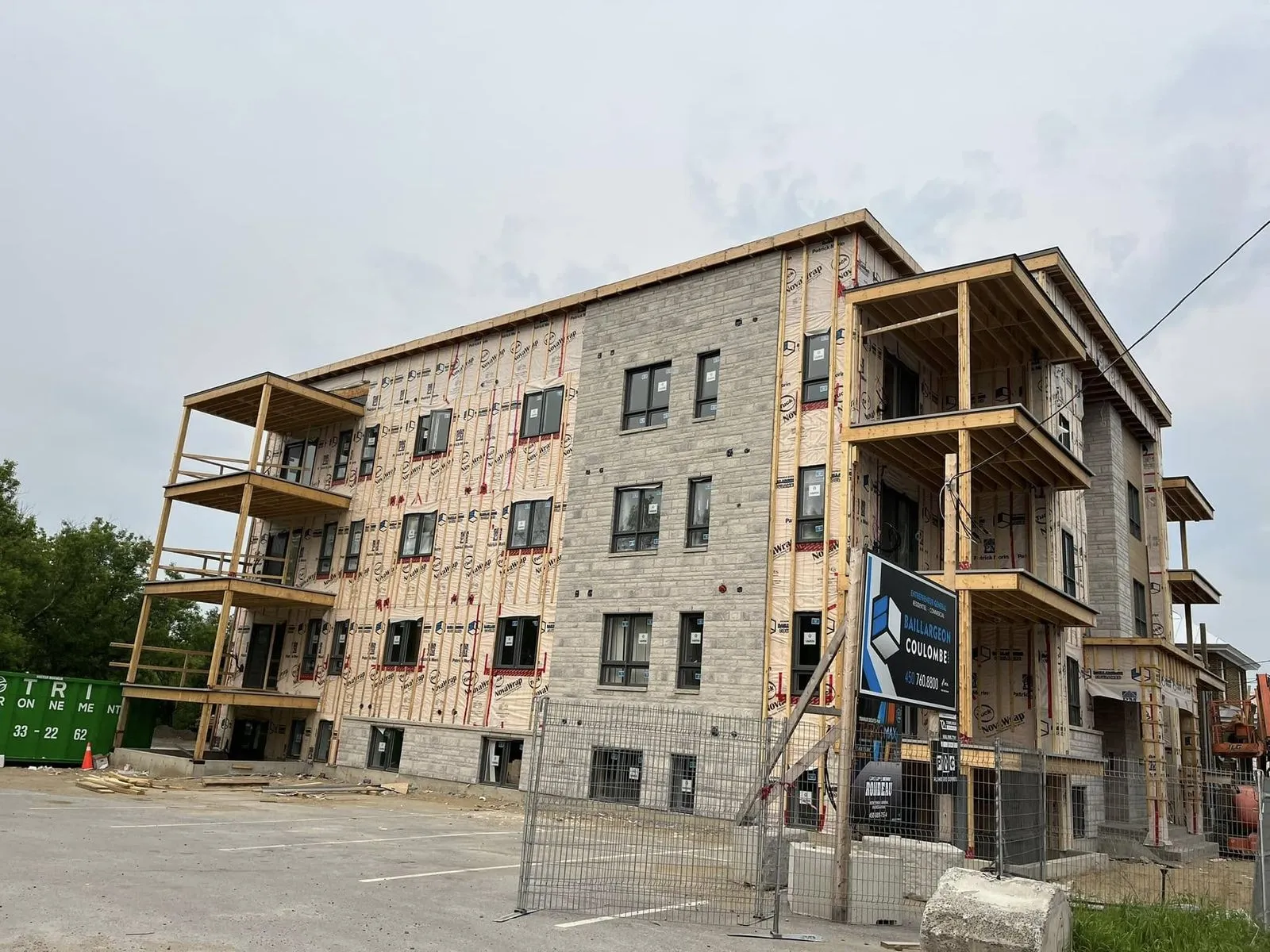 Façade nord en cours de revêtement