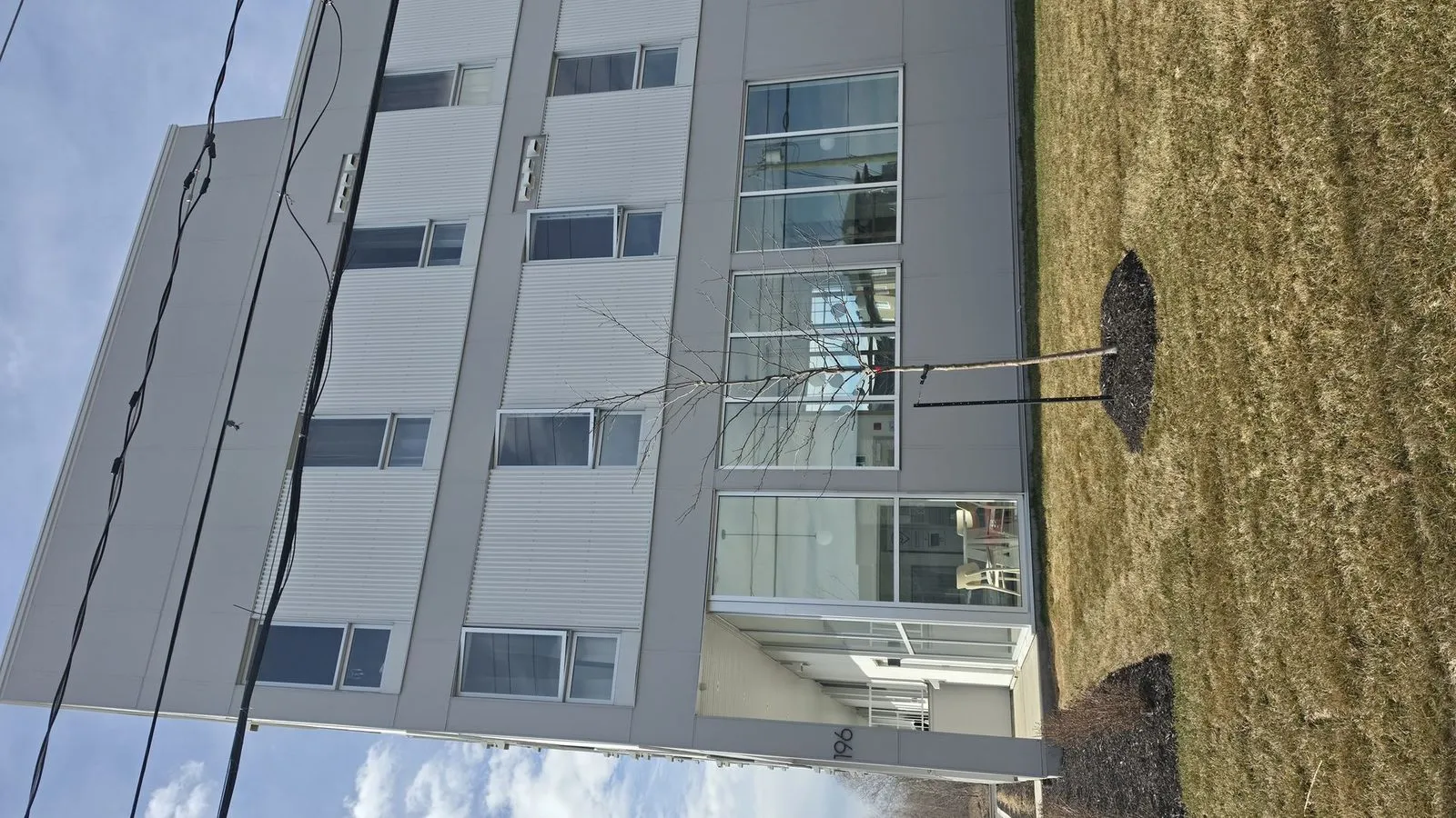 Façade arrière avec stationnement